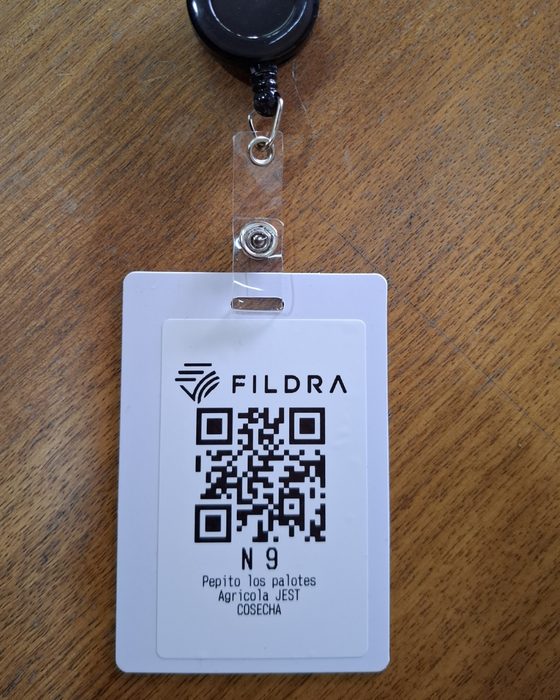Gafete de cosecha de Fildra con código QR y número de cosechero, enganchado a un yoyo